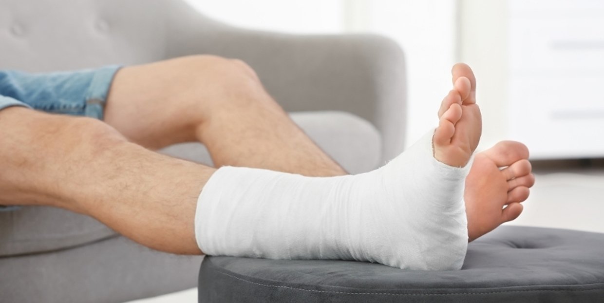 Choosing the Best Mobility Aid for a Broken Foot or Ankle: Crutches, Wheelchairs, and Knee Scooters | Performance Health